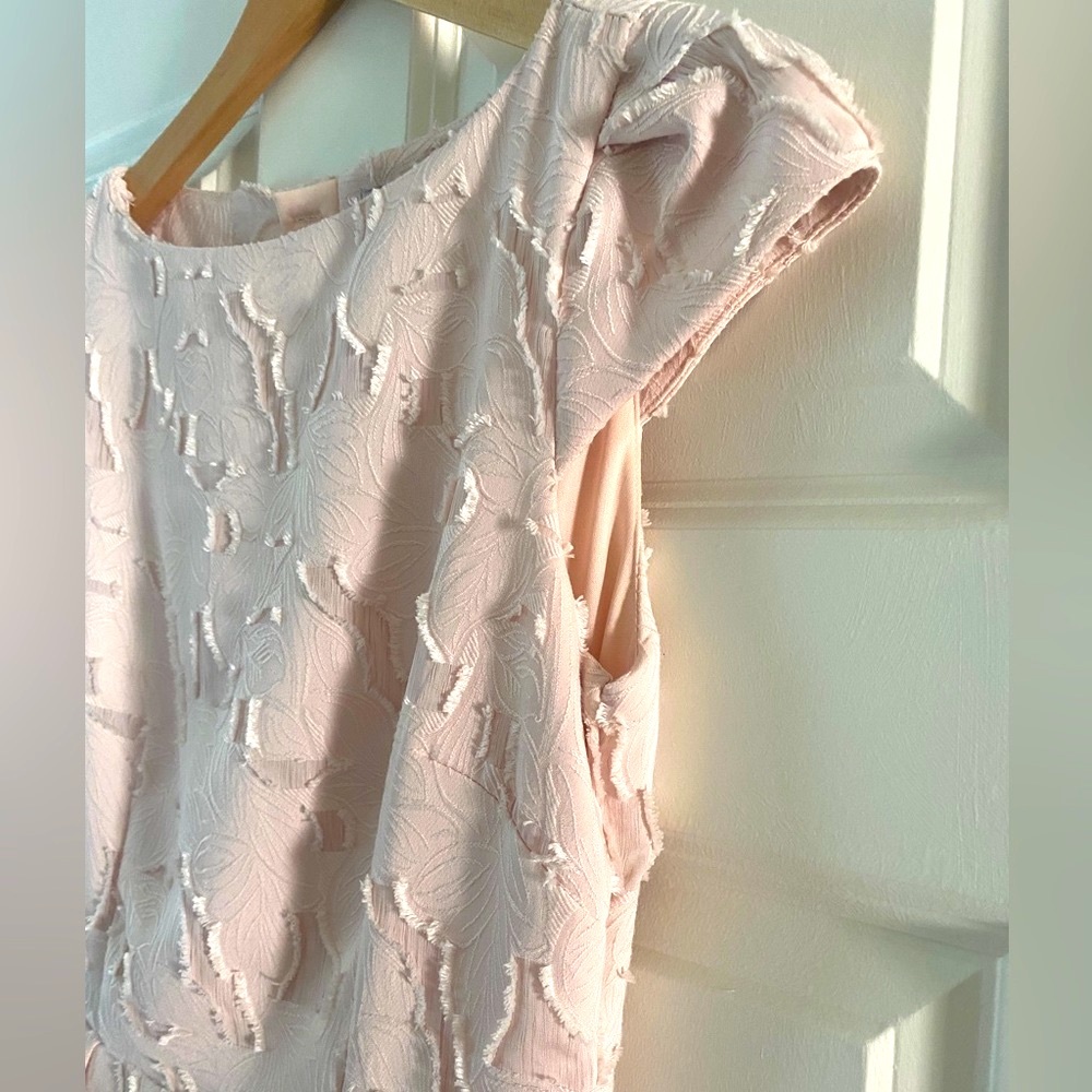 H&M Textured Floral Pleated Mini Dress Size 6 Light Pink Feminine Elegant Chic - Picture 3 of 9